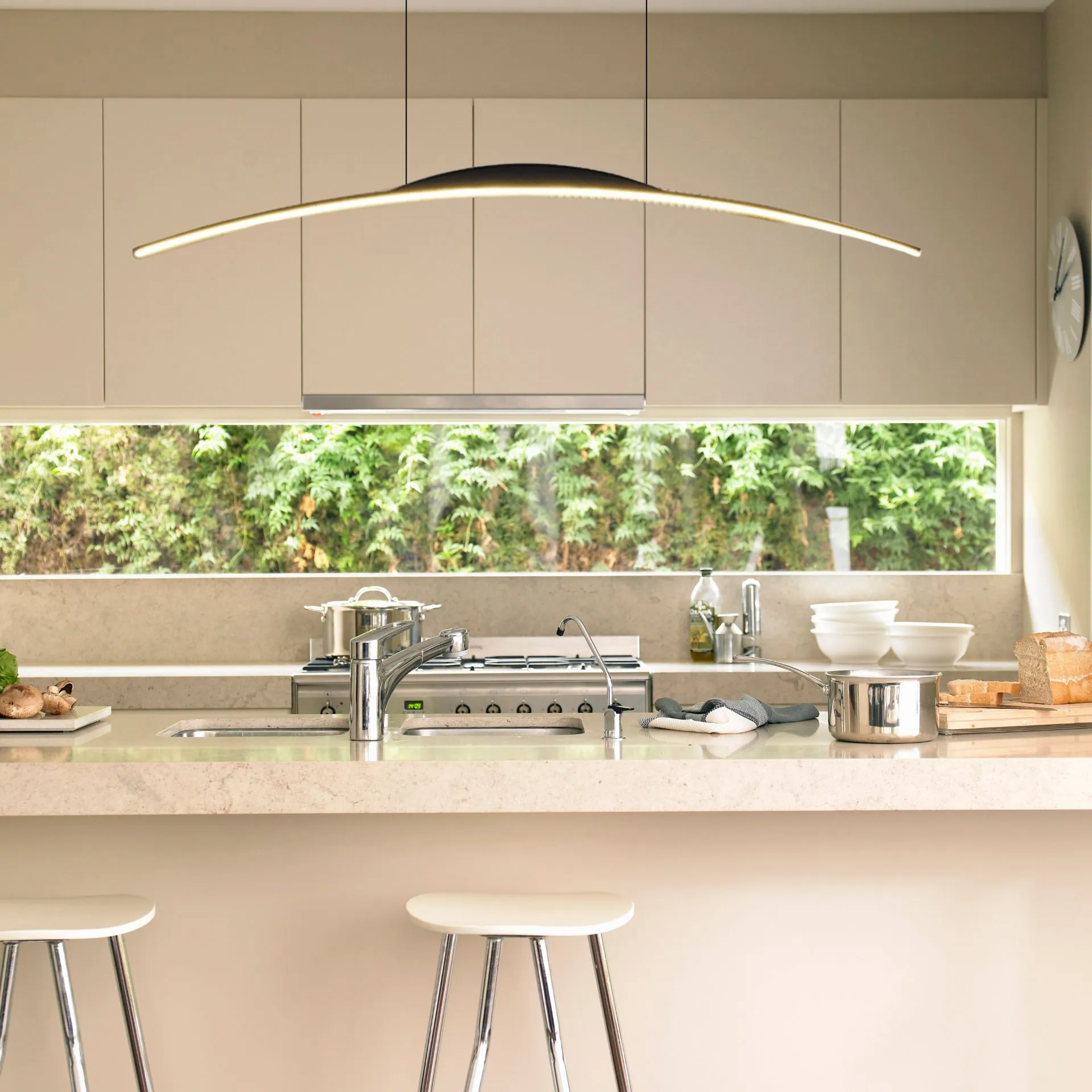 Suspension-Moderne-Mia-Design-LED dans ilot de cuisine claire