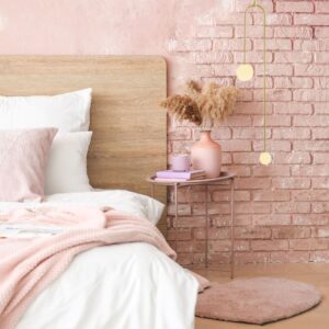 Boule Suspendue Noir avec tête de lit bois et mur rose