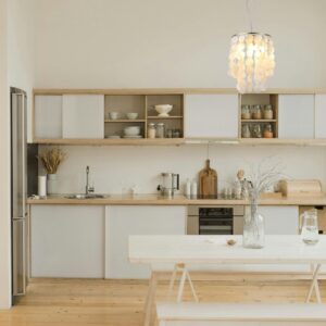Coquillage de Suspension Riley dans cuisine blanche