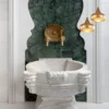 lampe marocaine suspension dans salle de bain