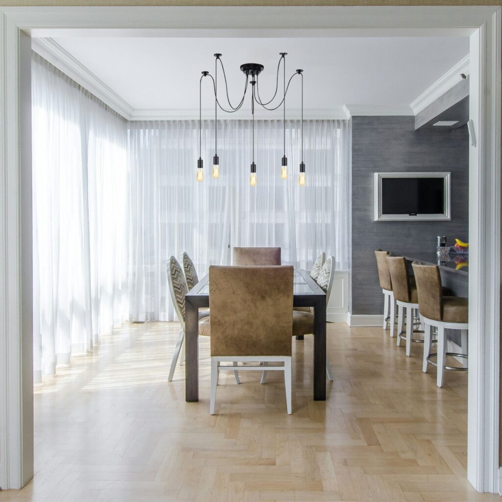 Lampe suspension araignée dans salle à manger
