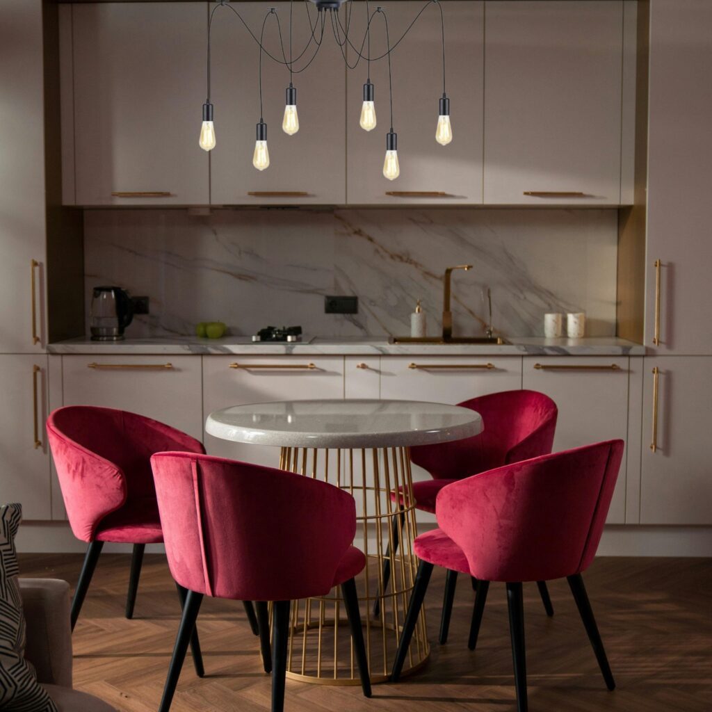 Lampe suspension araignée dans salle à manger avec chaise rouge