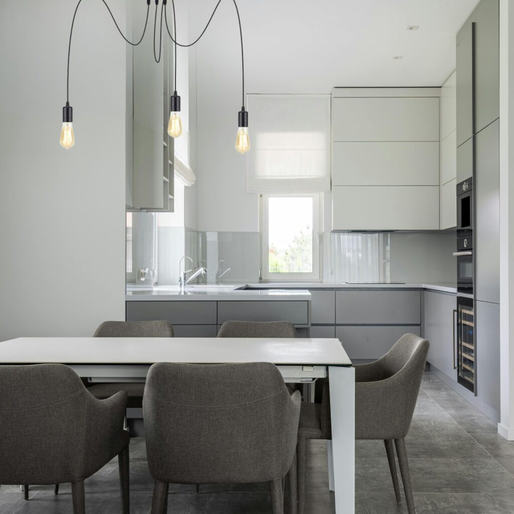 Lampe suspension araignée dans salle à manger avec chaises grises