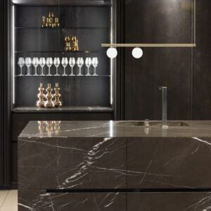 Suspension Cuisine Industrielle sur ilot marbre gris