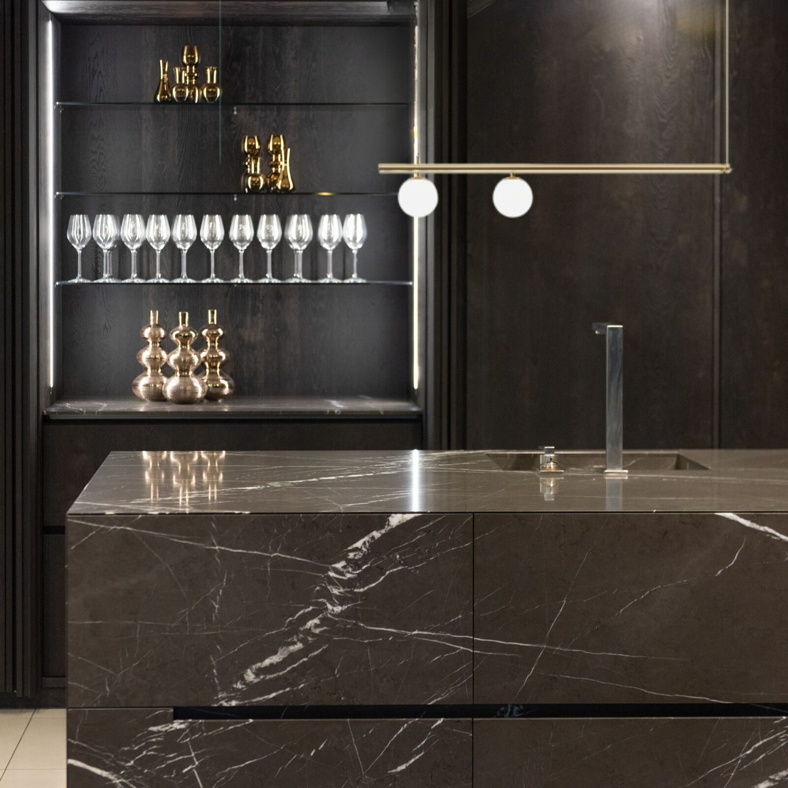 Suspension Cuisine Industrielle sur ilot marbre gris