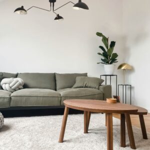 Suspension araignée 3 ampoules dans salon minimaliste