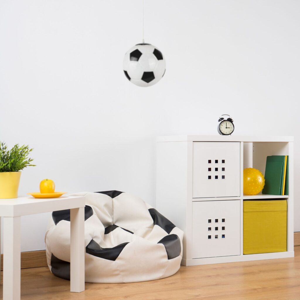 Suspension ballon de pied dans chambre enfant