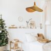 Suspension bambou cannage tressé dans chambre avec lit blanc