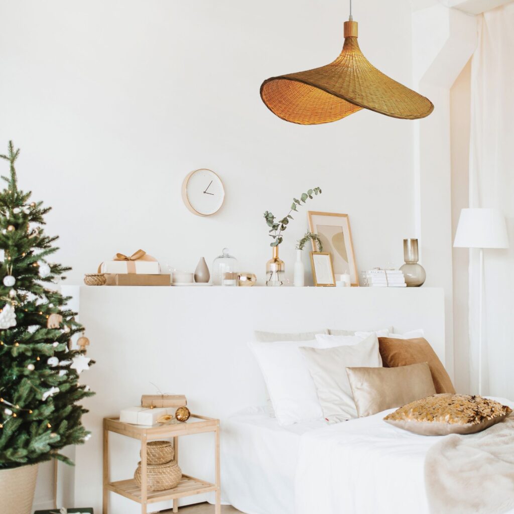 Suspension bambou cannage tressé dans chambre avec lit blanc