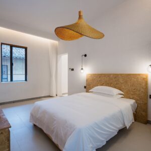 Suspension bambou cannage tressé dans chambre adulte naturelle