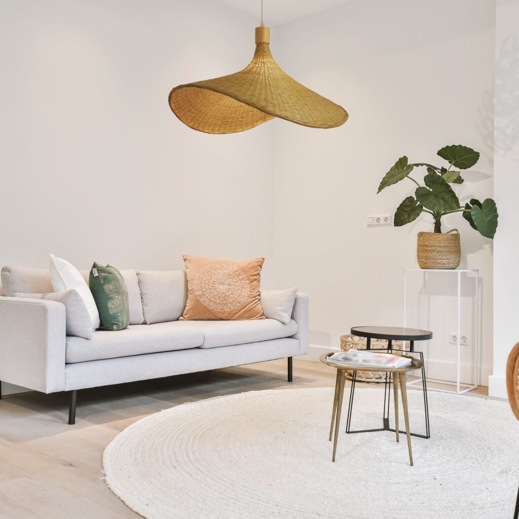 Suspension bambou cannage tressé avec canapé blanc