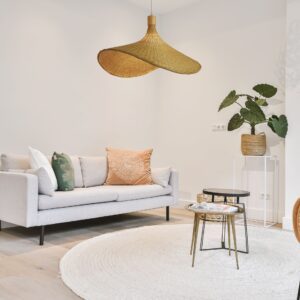 Suspension bambou cannage tressé avec canapé blanc