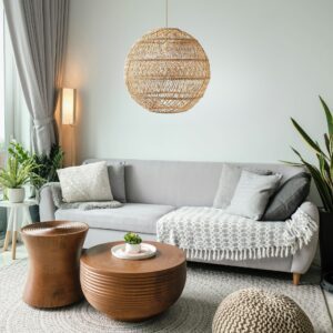 Suspension bambou ronde dans salon avec canapé