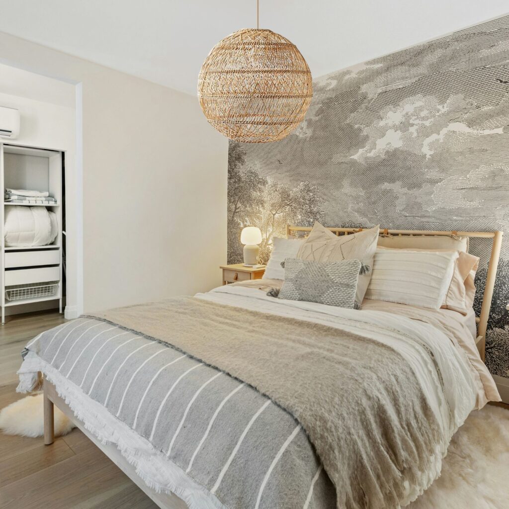 Suspension bambou ronde dans chambre 2 personnes