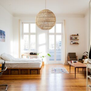 Suspension bambou ronde dans chambre zen