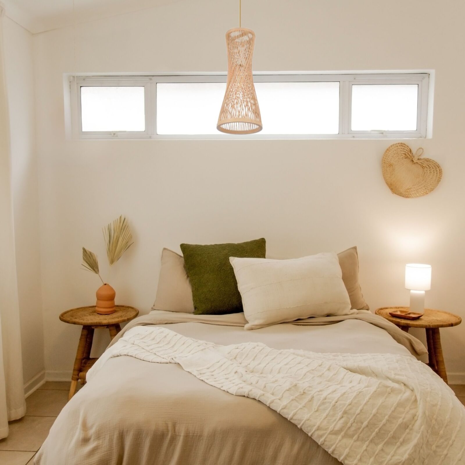 Suspension bambou tresseÌ dans une chambre blanche