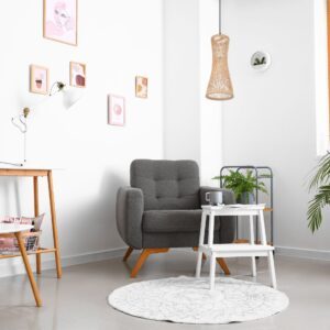 Suspension bambou tresseÌ dans chambre avec fauteuil