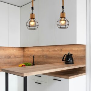 Suspension bois flotté et corde dans cuisine en bois