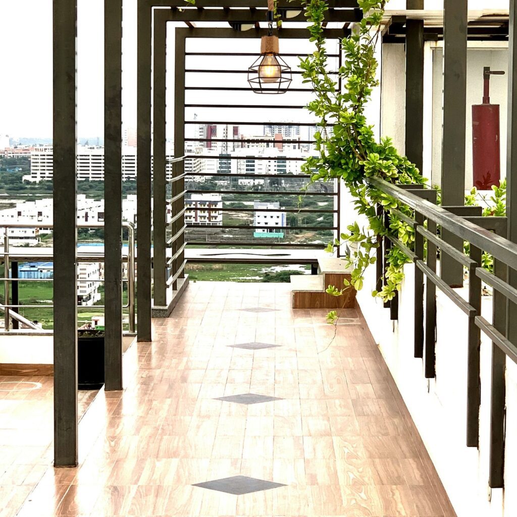Suspension bois flotté et corde sur terrasse en tech