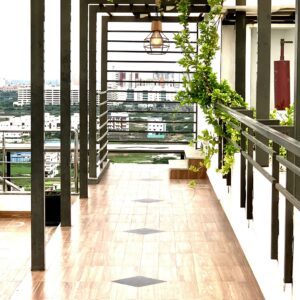 Suspension bois flotté et corde sur terrasse en tech