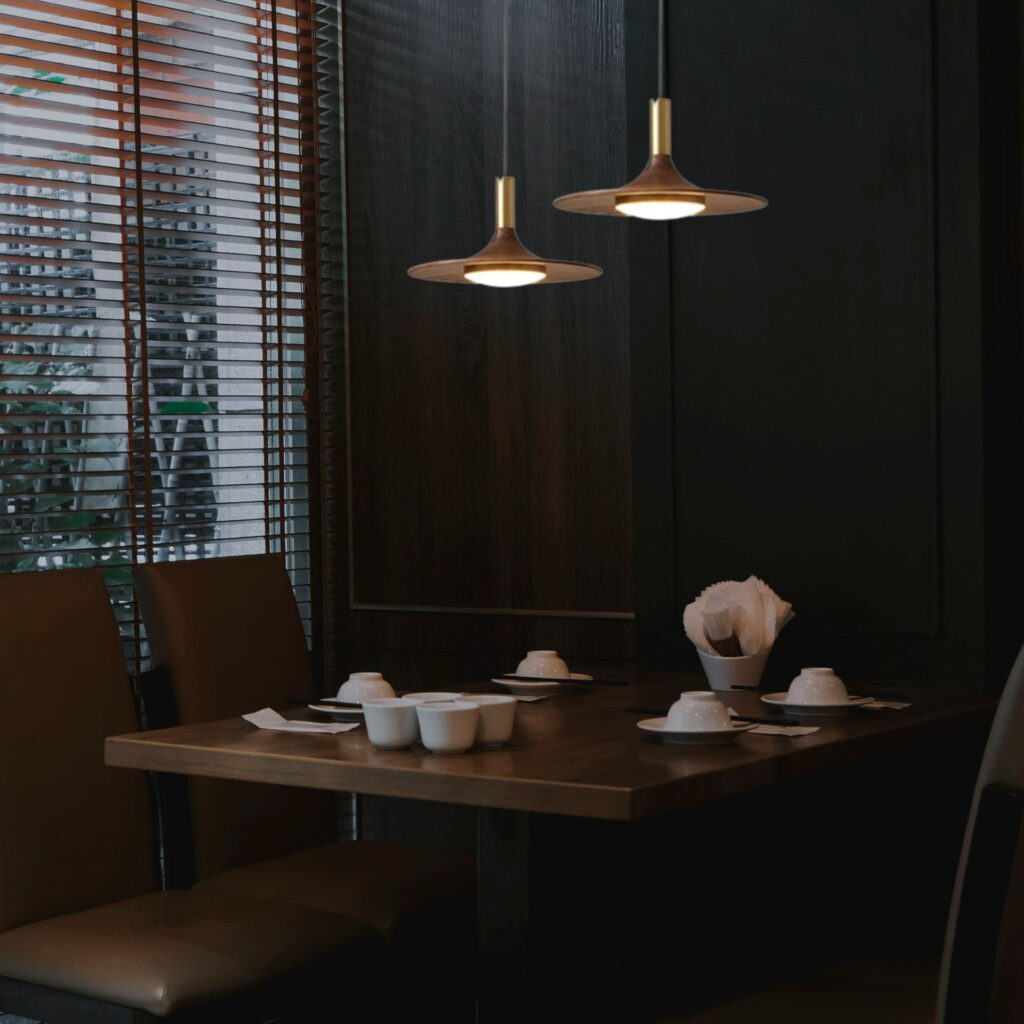 Suspension bois laiton dans restaurant