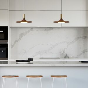 Suspension bois laiton dans cuisine blanc