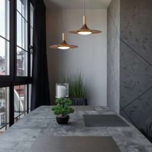 Suspension bois laiton avec grande table grise