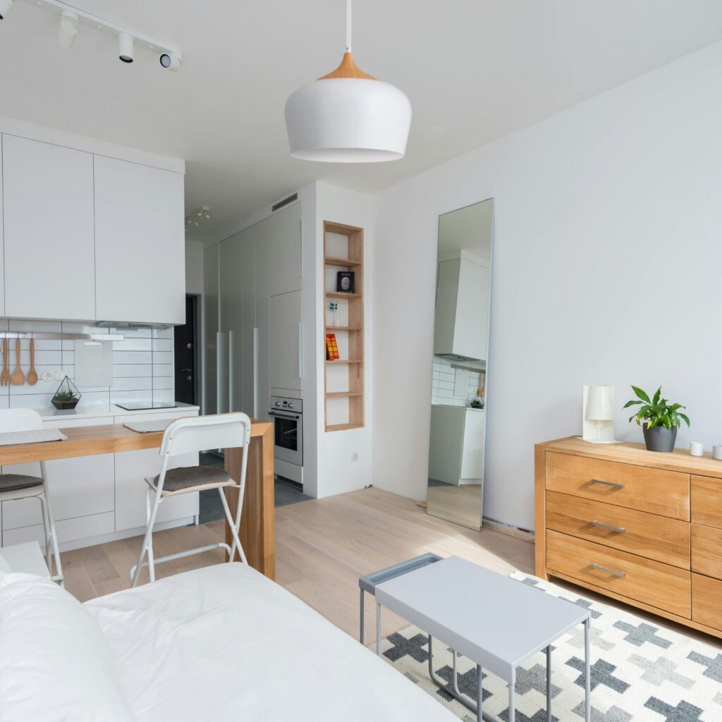 Suspension bois massif et métal dans chambre enfant