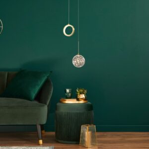 Suspension boule de cristal dans salon vert