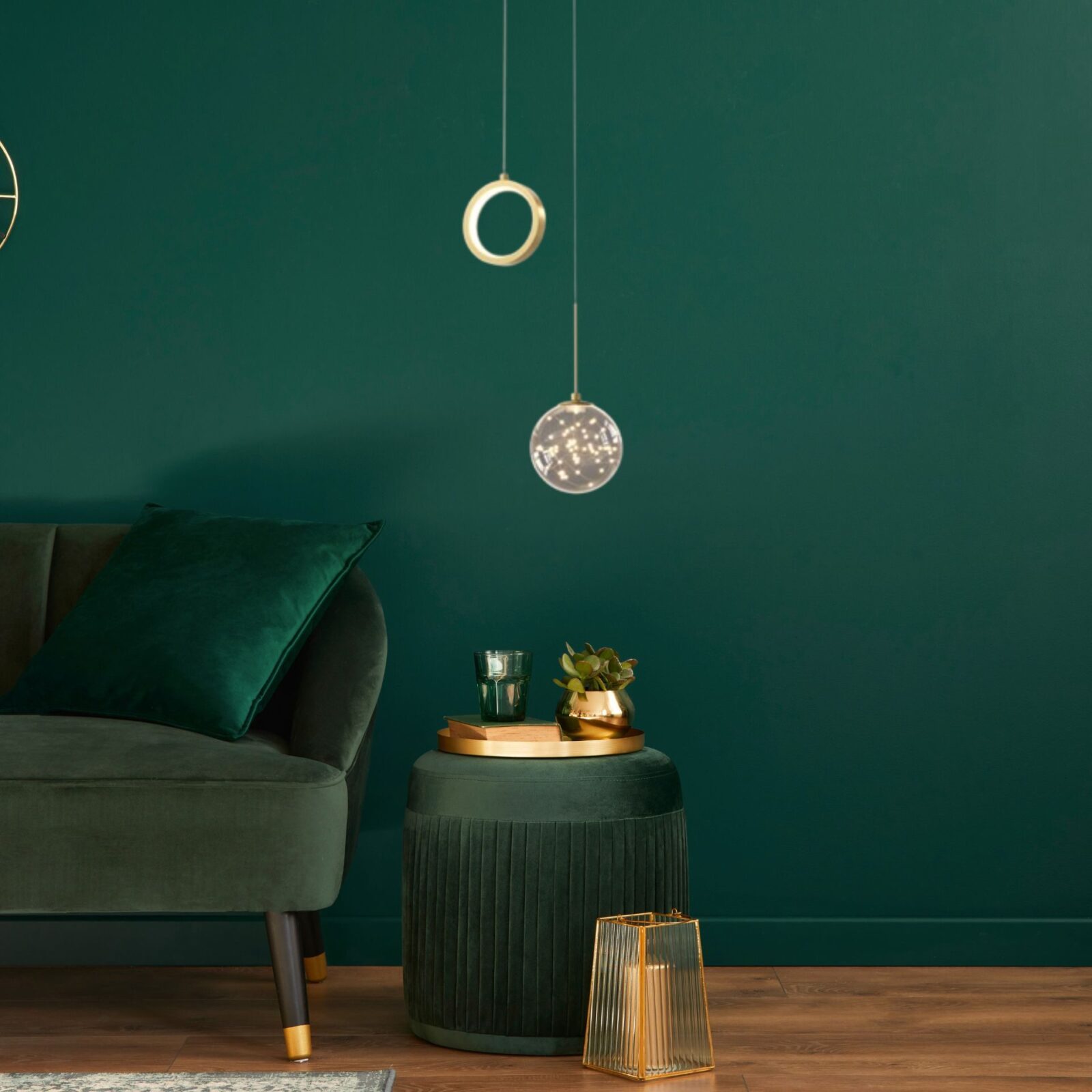 Suspension boule de cristal dans salon vert