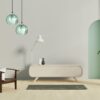 Suspension boule verre couleur dans salon minimaliste