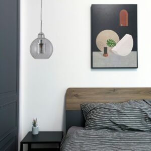 Suspension boule verre et meÌtal dans chambre adulte