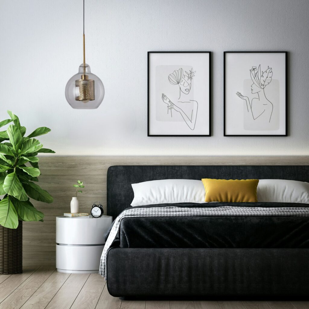 Suspension boule verre et métal dans chambre avec lit 2 personnes