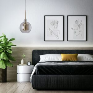 Suspension boule verre et meÌtal dans chambre avec lit 2 personnes