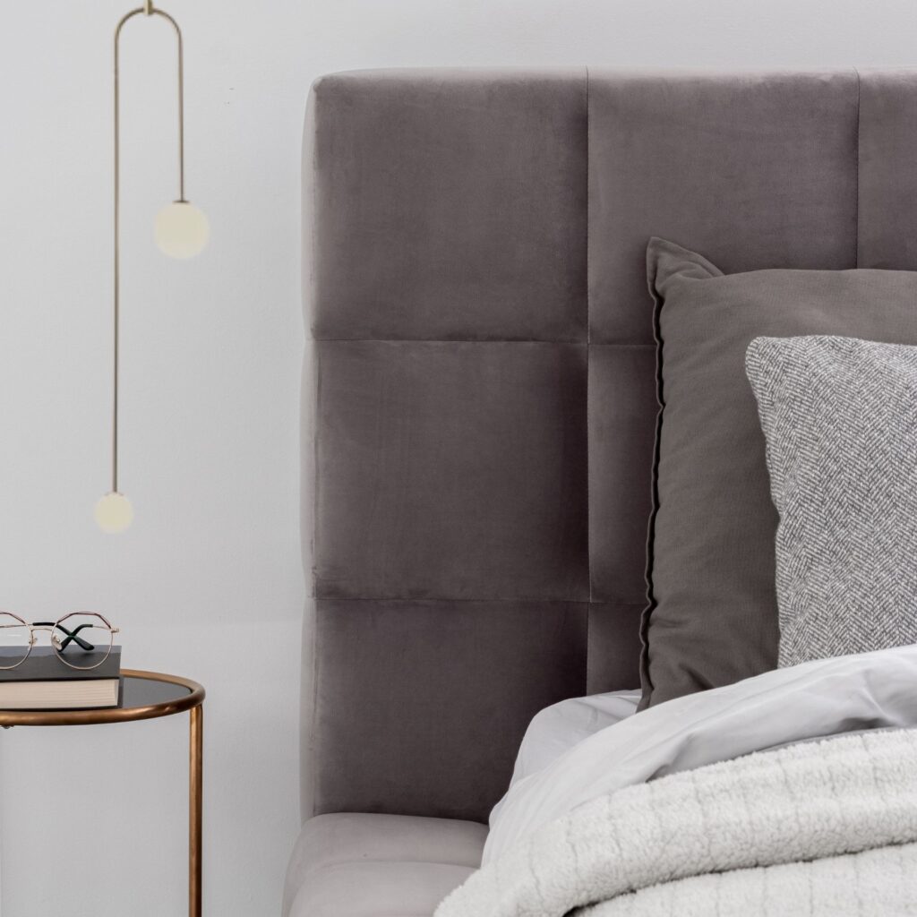 Suspension boule verre multiple dans chambre avec tête de lit gris