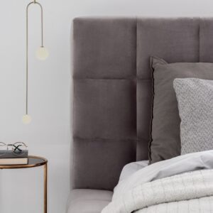Suspension boule verre multiple dans chambre avec tête de lit gris