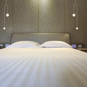 Suspension boule verre multiple dans une chambre adulte