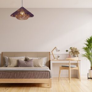 Suspension chapeau paille dans chambre adulte