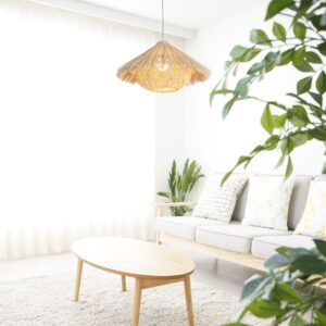 Suspension chapeau paille dans salon blanc