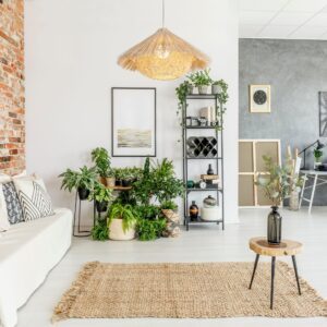 Suspension chapeau paille dans salon fleurie