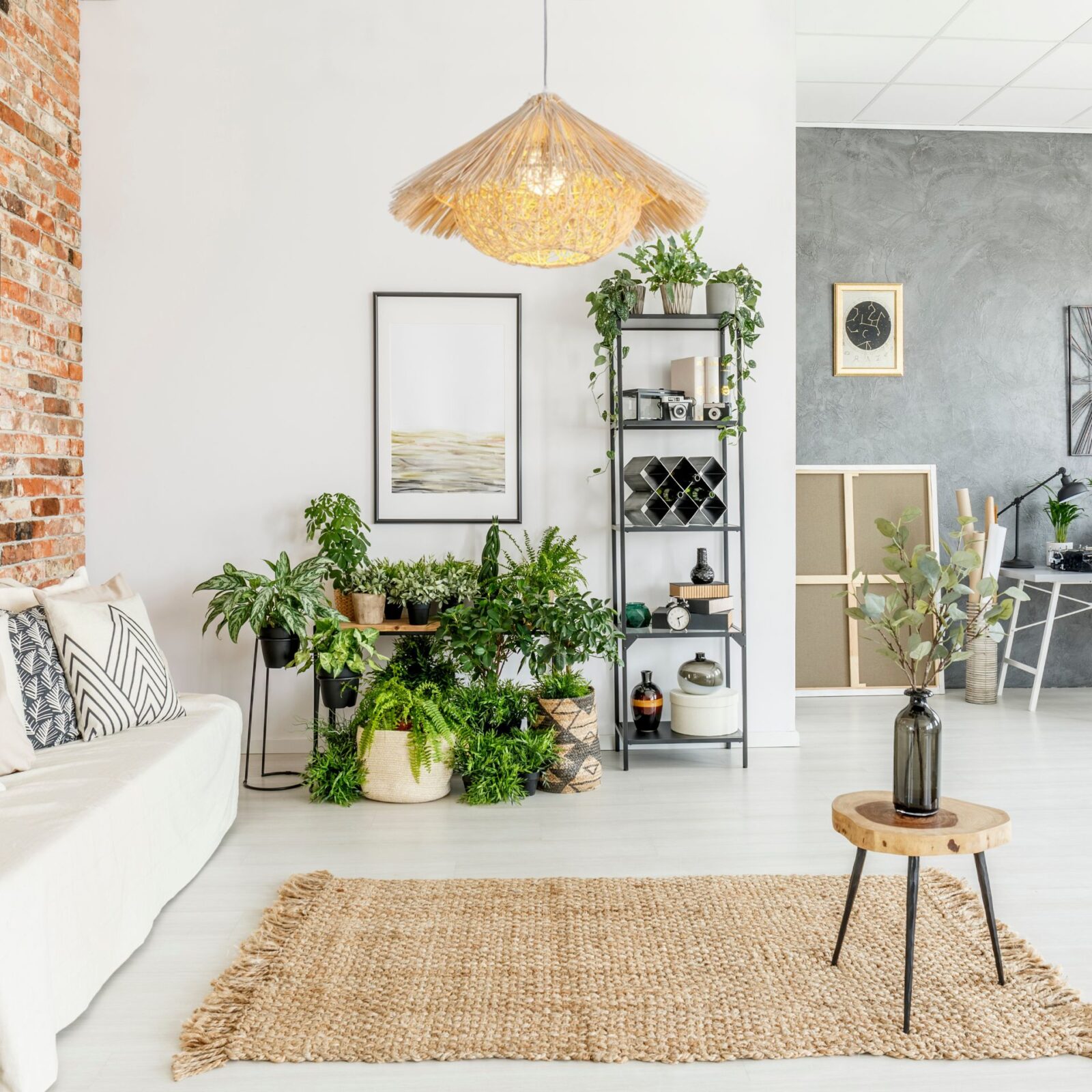 Suspension chapeau paille dans salon fleurie