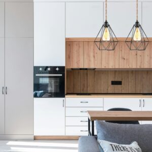 Suspension corde naturelle dans cuisine claire