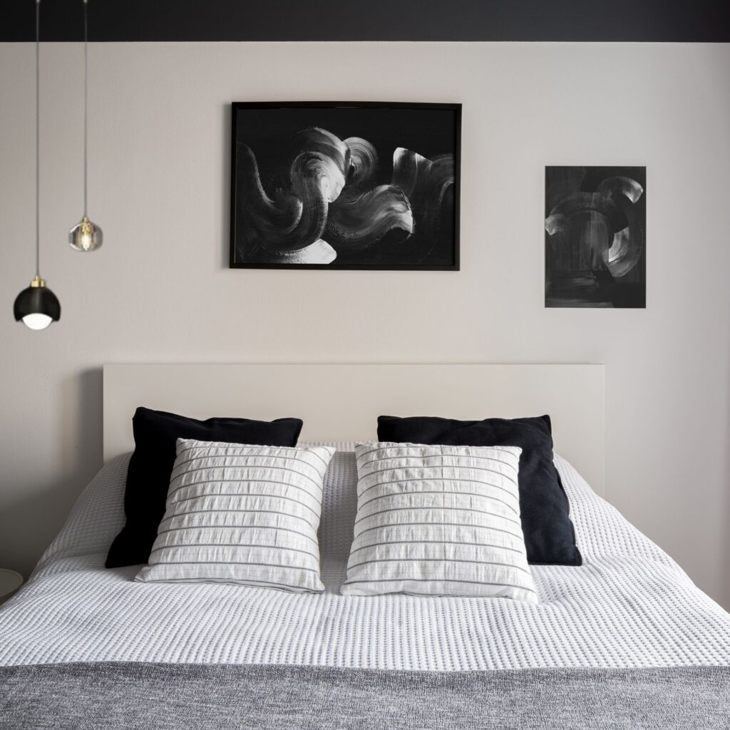Suspension cristal noir dans chambre adulte 2 personnes