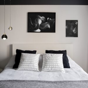Suspension cristal noir dans chambre adulte 2 personnes