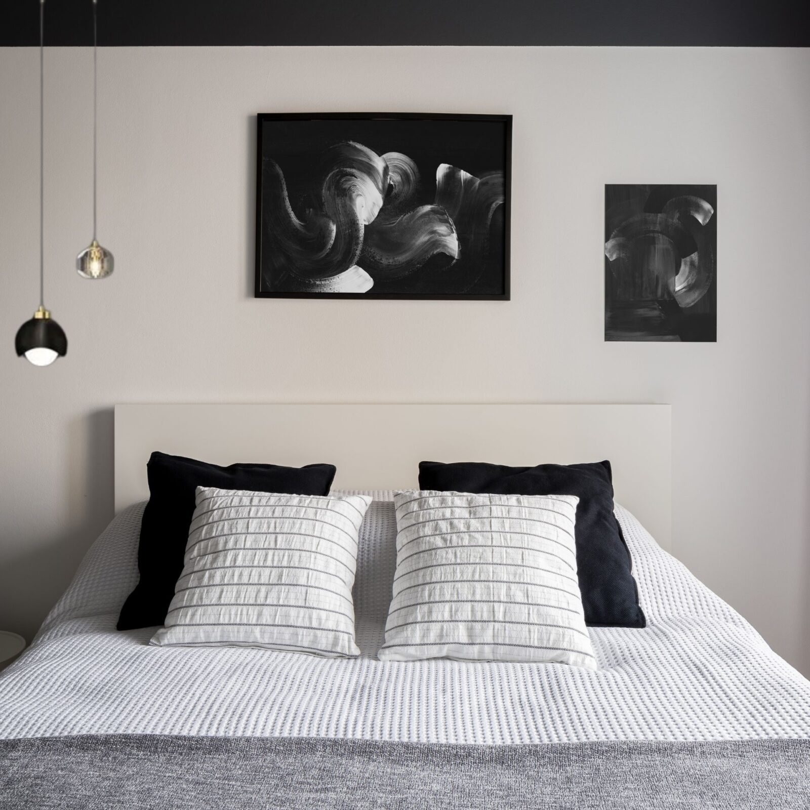Suspension cristal noir dans chambre adulte 2 personnes
