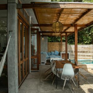 Suspension exterieur boheme solaire avec terrasse en bois et piscine