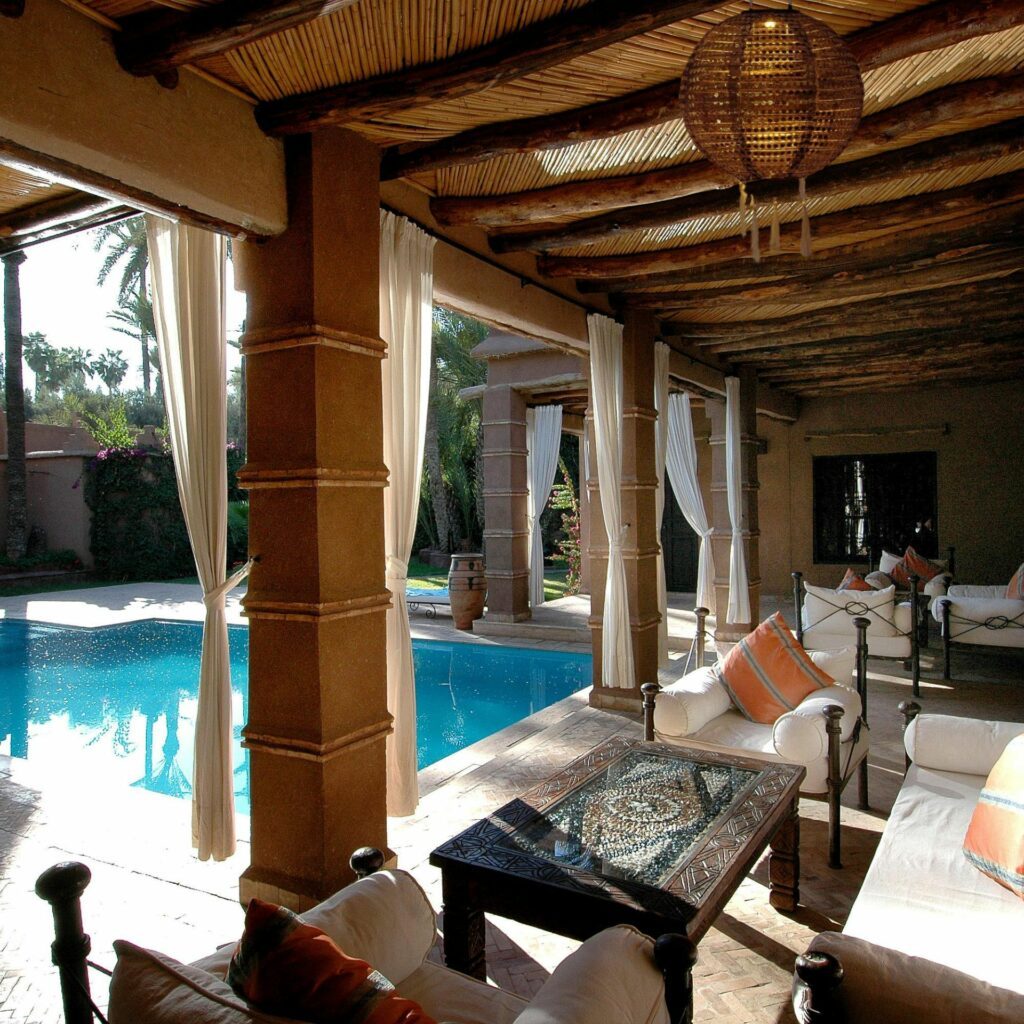 Suspension exterieur boheme solaire avec salon dans terrasse en bord de piscine