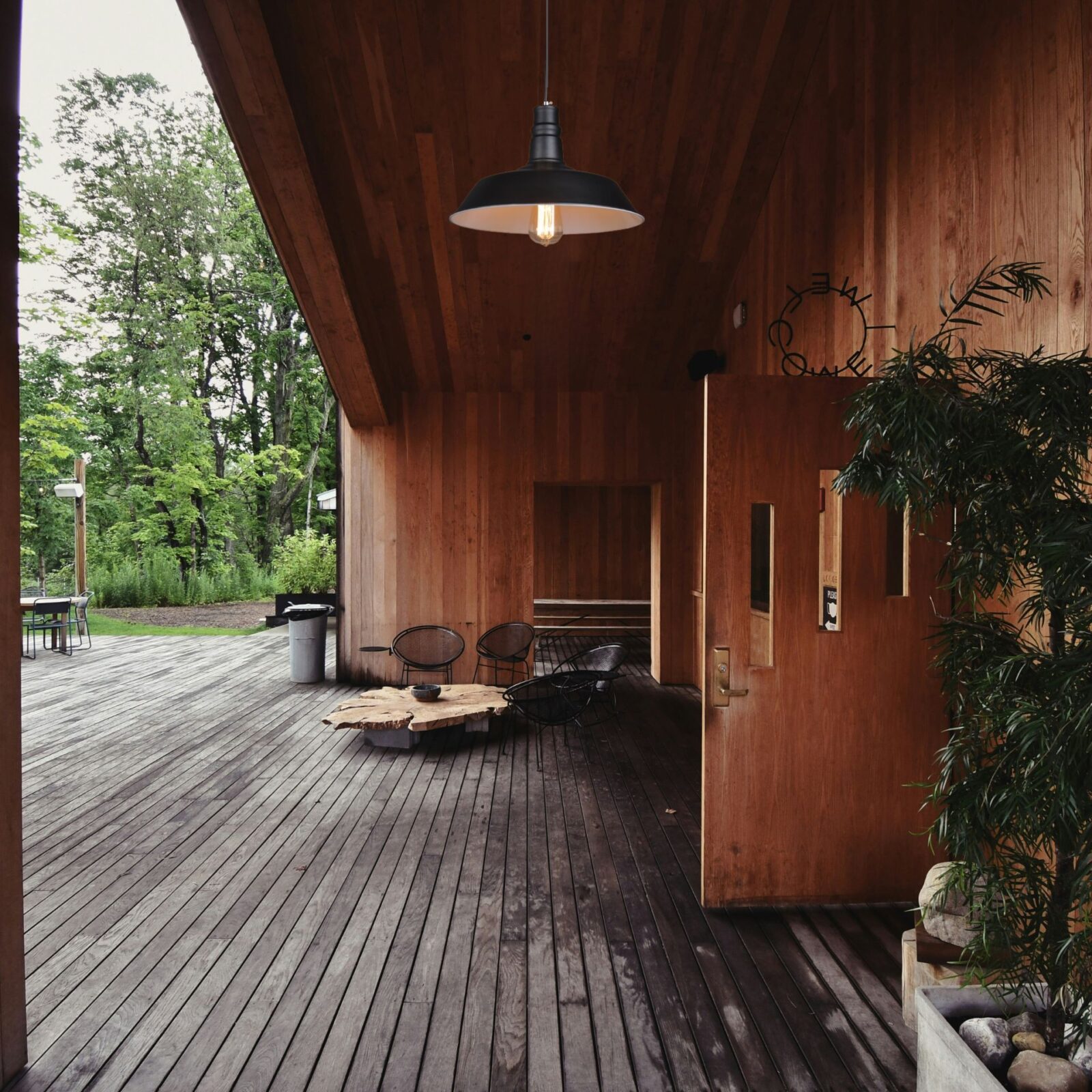 Suspension extérieur maison pour terrasse en tech