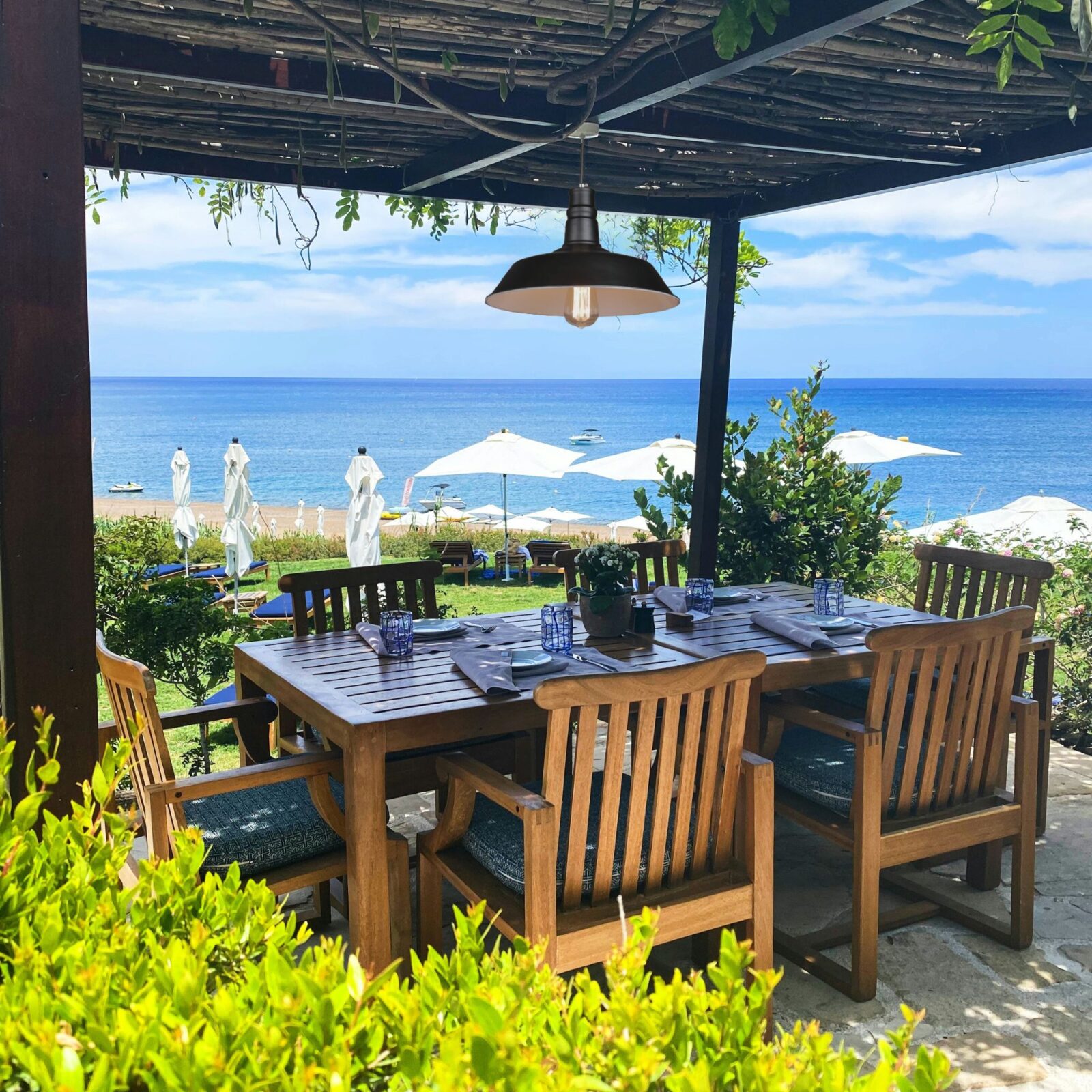 Suspension extérieur maison pour salle à manger avec vue sur la mer