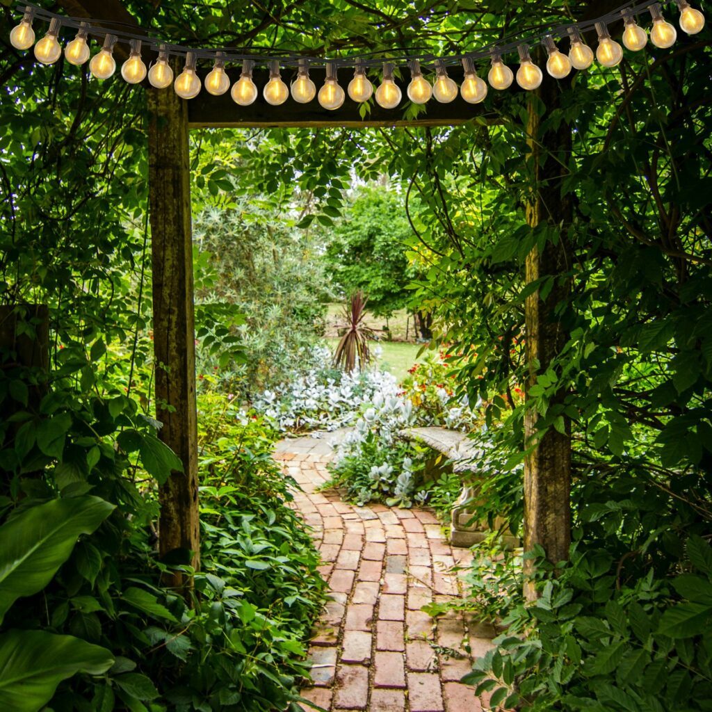 Suspension extérieure ampoule dans allée de jardin